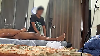 Một Cô Gái Da Đen Nhỏ Nhắn Bất Ngờ Ghé Thăm Spa Để Mát-Xa.