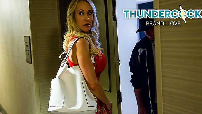 金发炸弹brandi Love在高清中给出惊人的口交