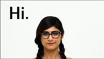 Formda Ve Baştan Çıkarıcı Mia Khalifa, Tonlu Fiziğini Yakın Çekimde Sergiliyor